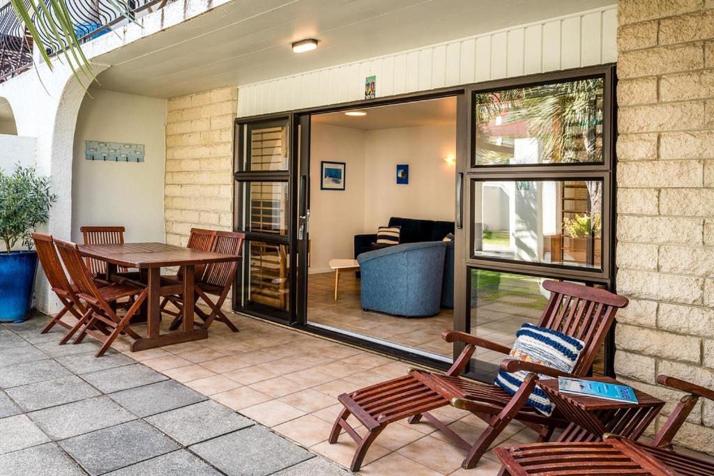 Onetangi Beach Apartments מראה חיצוני תמונה