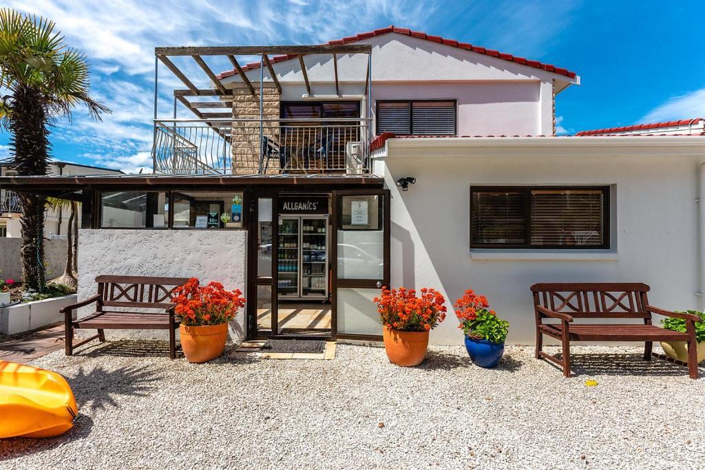 Onetangi Beach Apartments מראה חיצוני תמונה